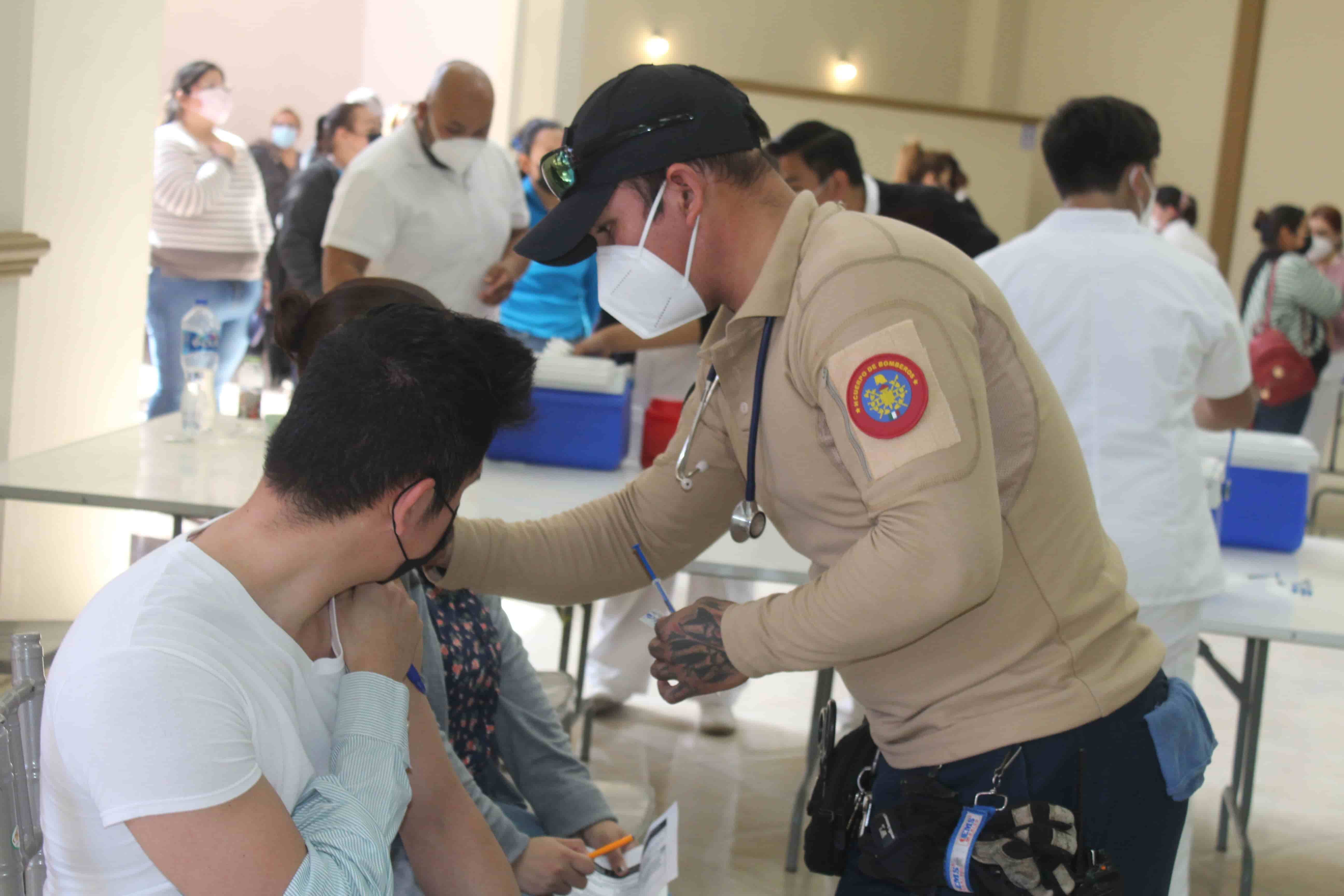 Ayudan bomberos en la vacunación de adultos mayores