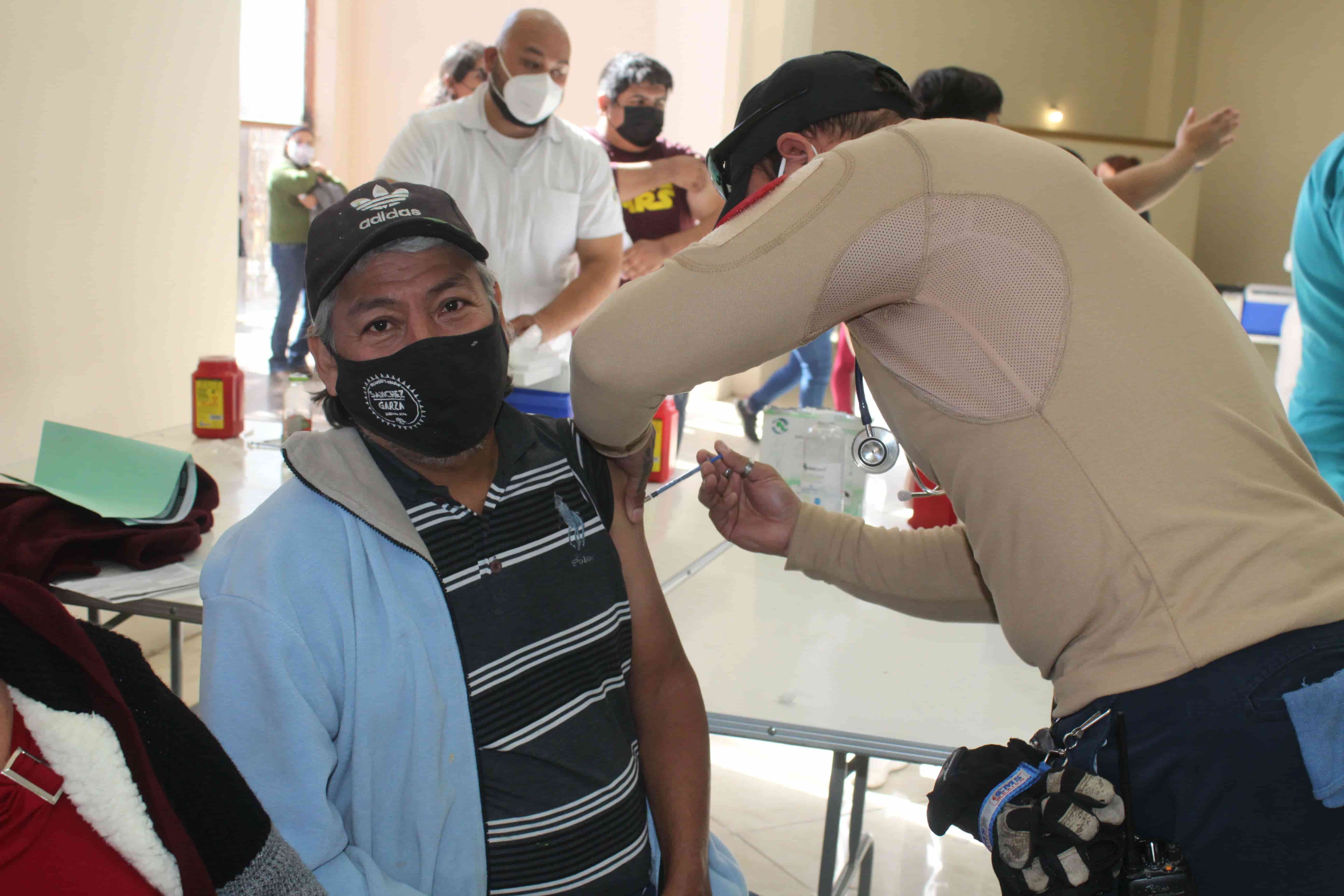 Ayudan bomberos en la vacunación de adultos mayores