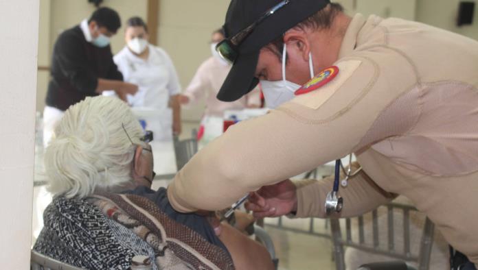 Ayudan bomberos en la vacunación de adultos mayores