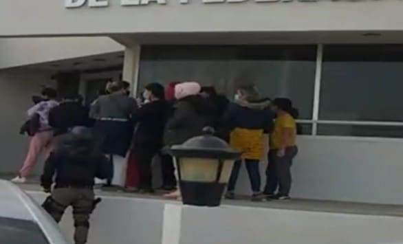 Caen tres `polleros´ con 50 migrantes