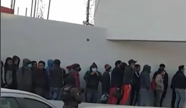 Caen tres `polleros´ con 50 migrantes