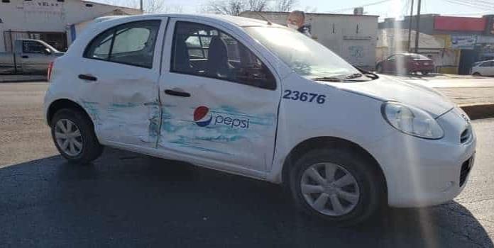 Embiste camión a vehículo al manejar sin precaución