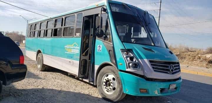Embiste camión a vehículo al manejar sin precaución