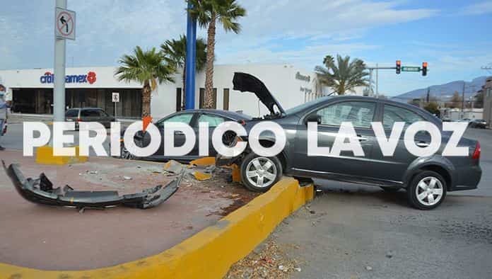 Choca y trepa auto en camellón