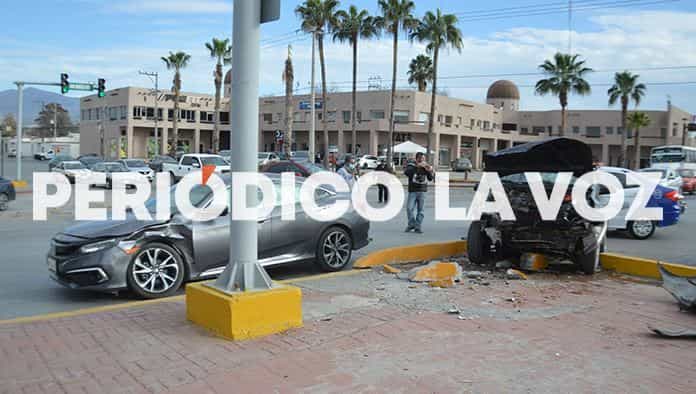 Choca y trepa auto en camellón