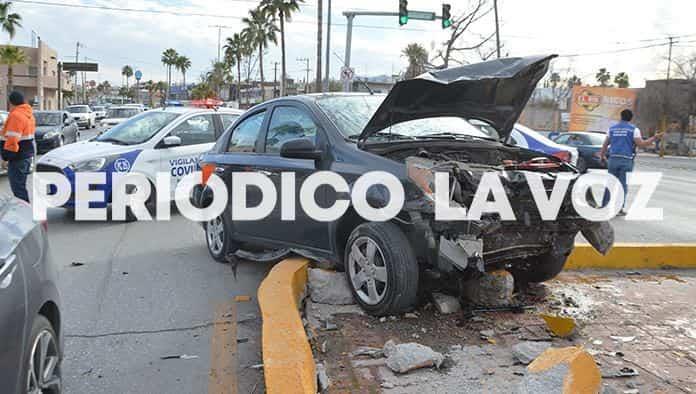 Choca y trepa auto en camellón