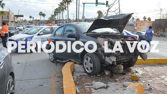 Choca y trepa auto en camellón