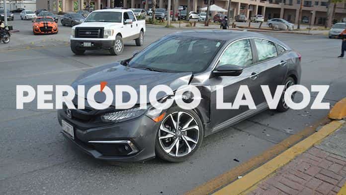 Choca y trepa auto en camellón