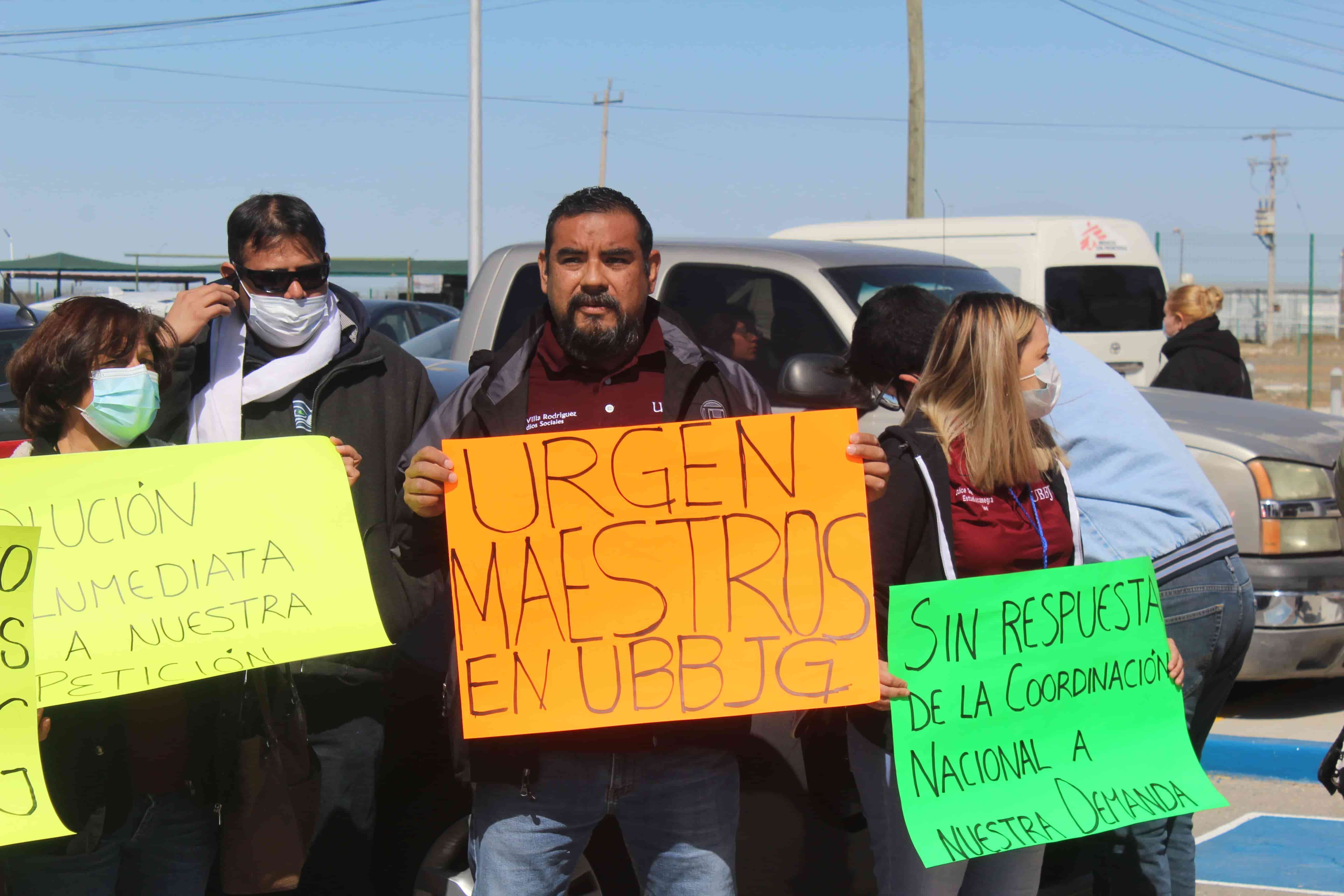 Piden a AMLO agua maestros y aumento