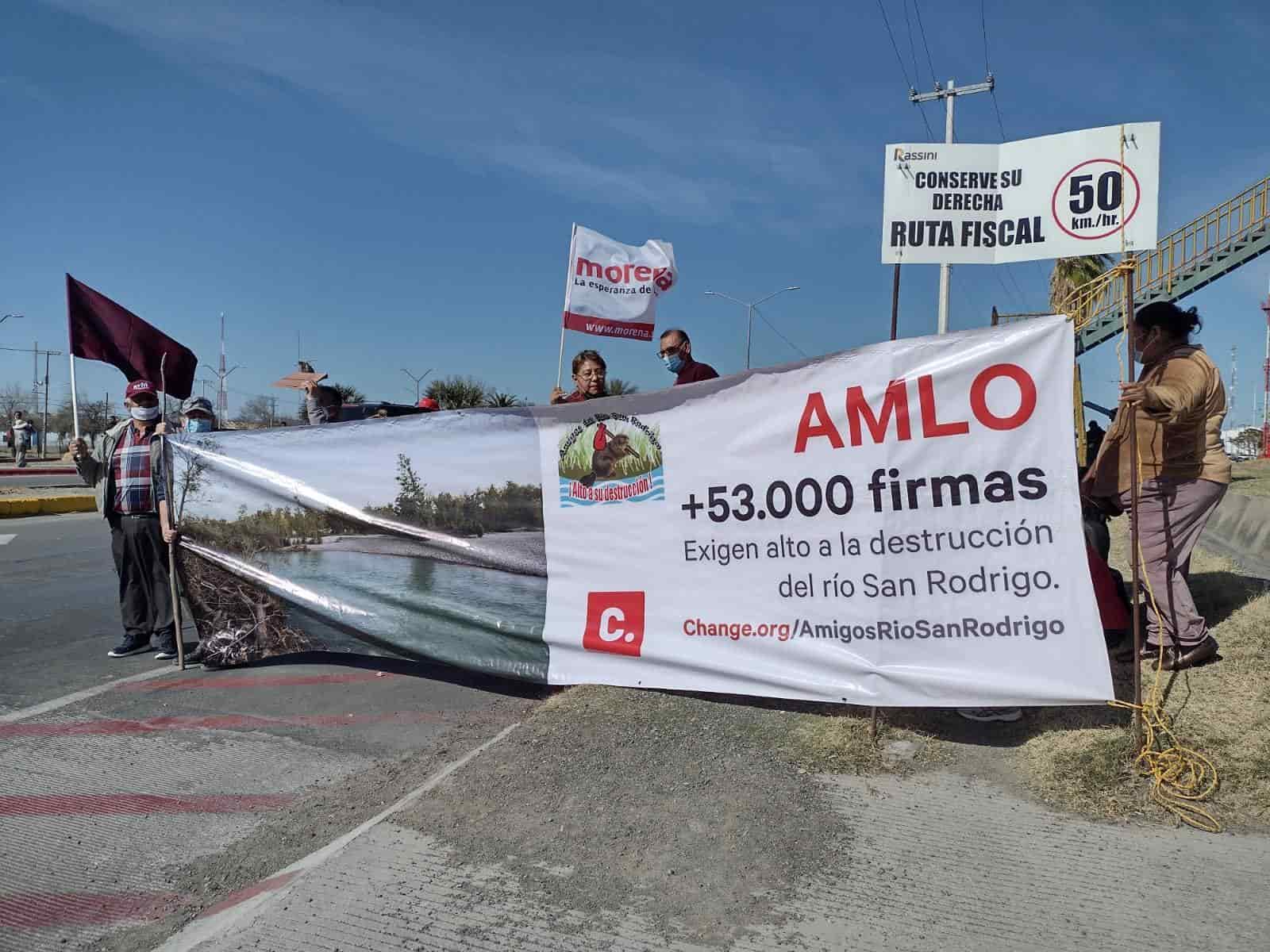 Piden a AMLO agua maestros y aumento