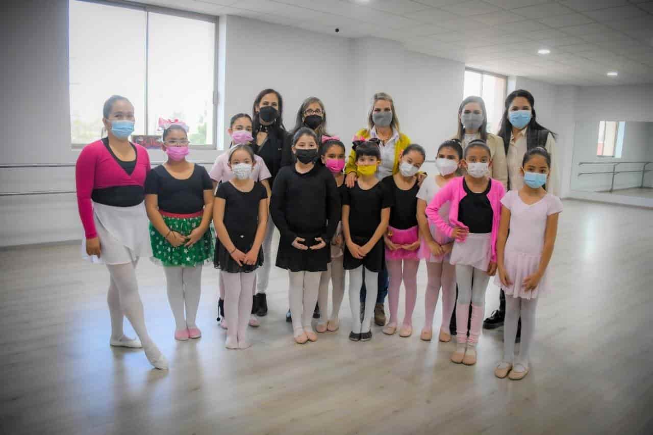 Engalanan alumnos  la Casa de la Cultura