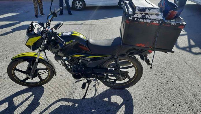 Se lleva de corbata a motociclista