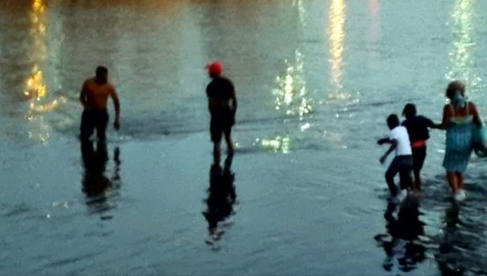 Cruzan el Río Bravo migrantes haitianos  y llevaban 2 menores