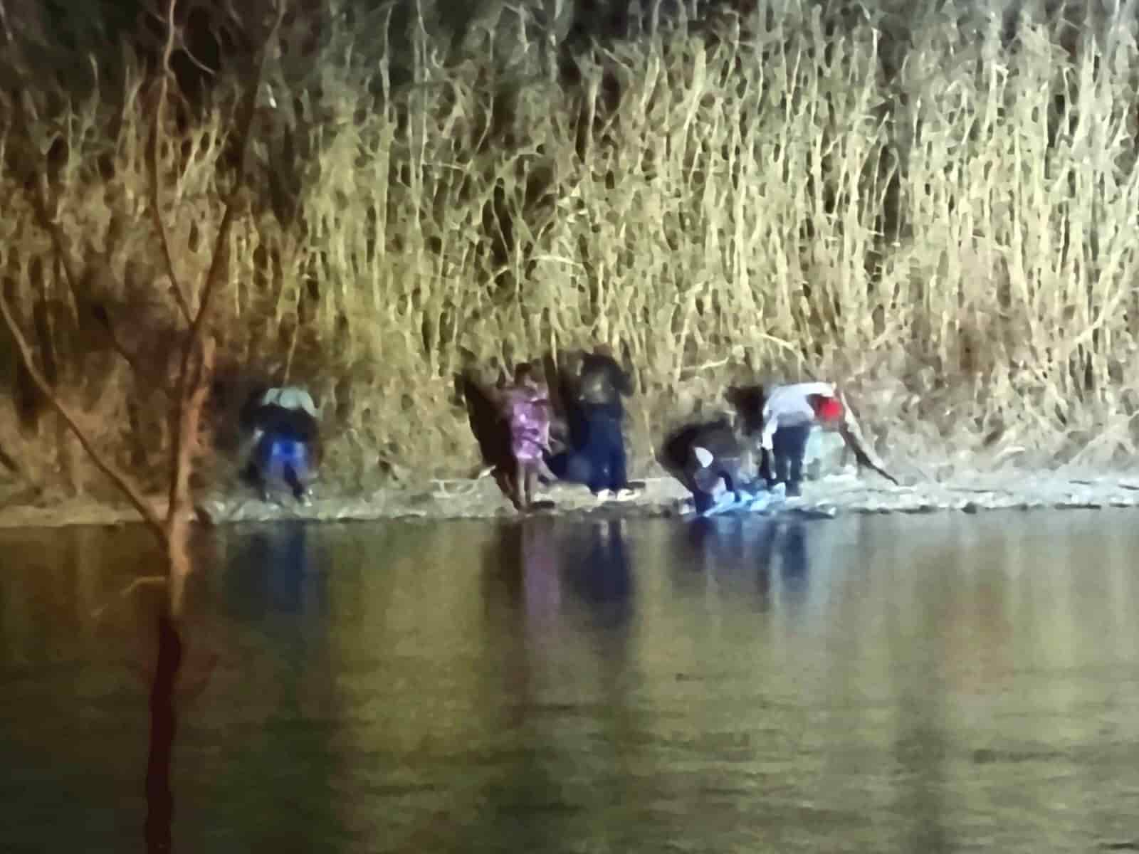 Cruzan el Río Bravo migrantes haitianos  y llevaban 2 menores