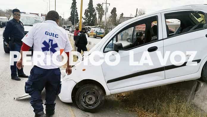 Deja auto colgando de muro