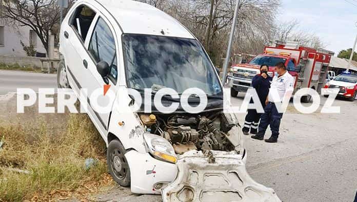 Deja auto colgando de muro