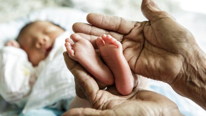 Doctor causa polémica por convertirse en padre a los 83 años 