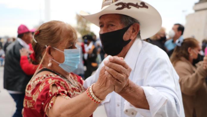 Convive  alcaldesa  con familias  en el tradicional baile de la Gran Plaza