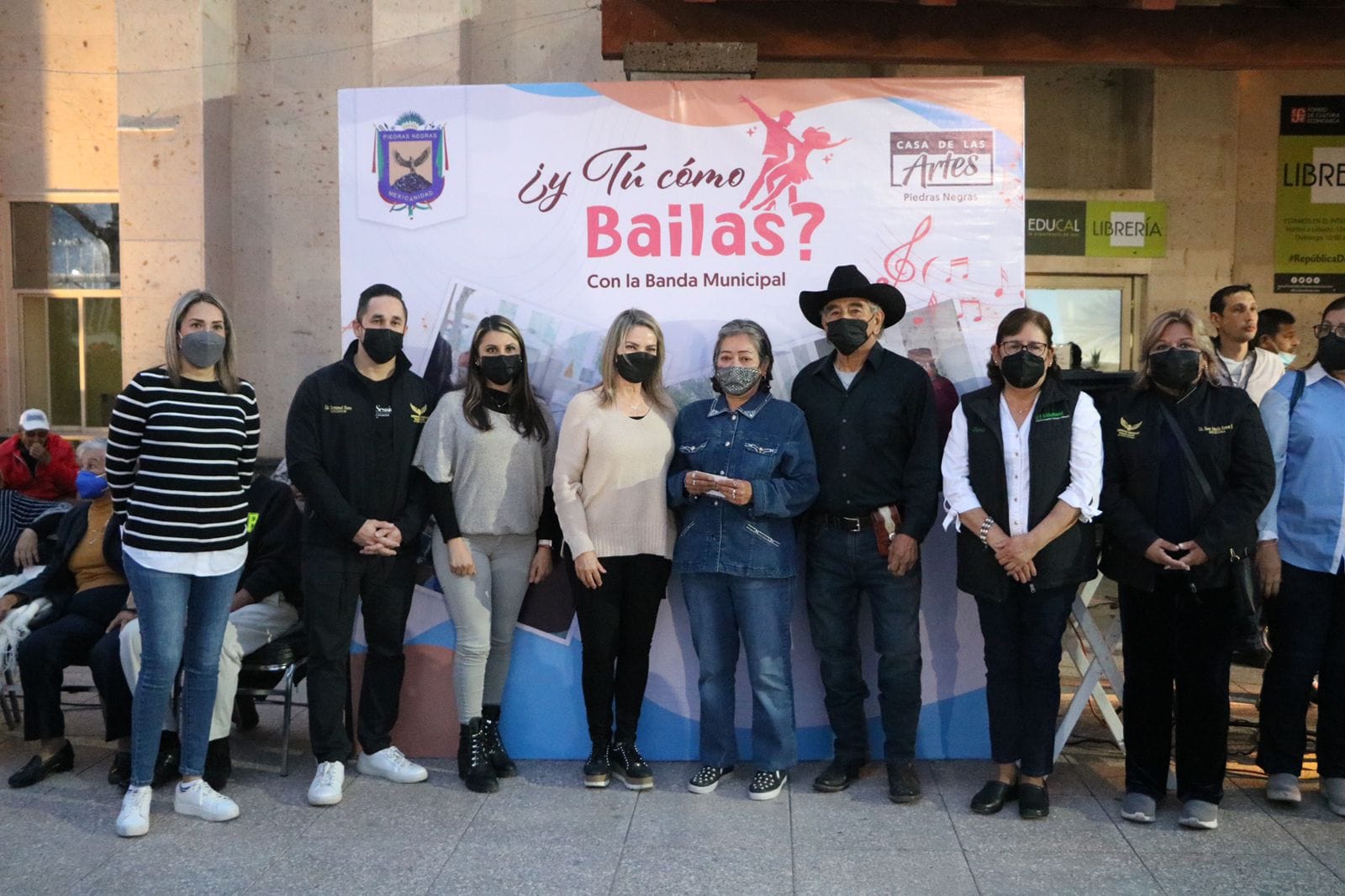 Convive  alcaldesa  con familias  en el tradicional baile de la Gran Plaza