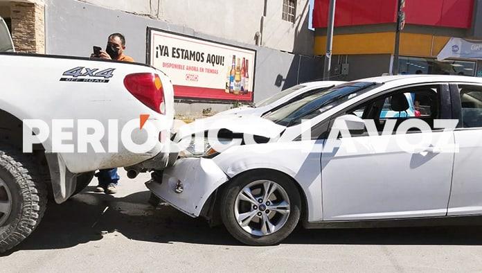 Le llega por atrás