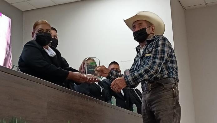 Reconoce Pily a ejidatarios