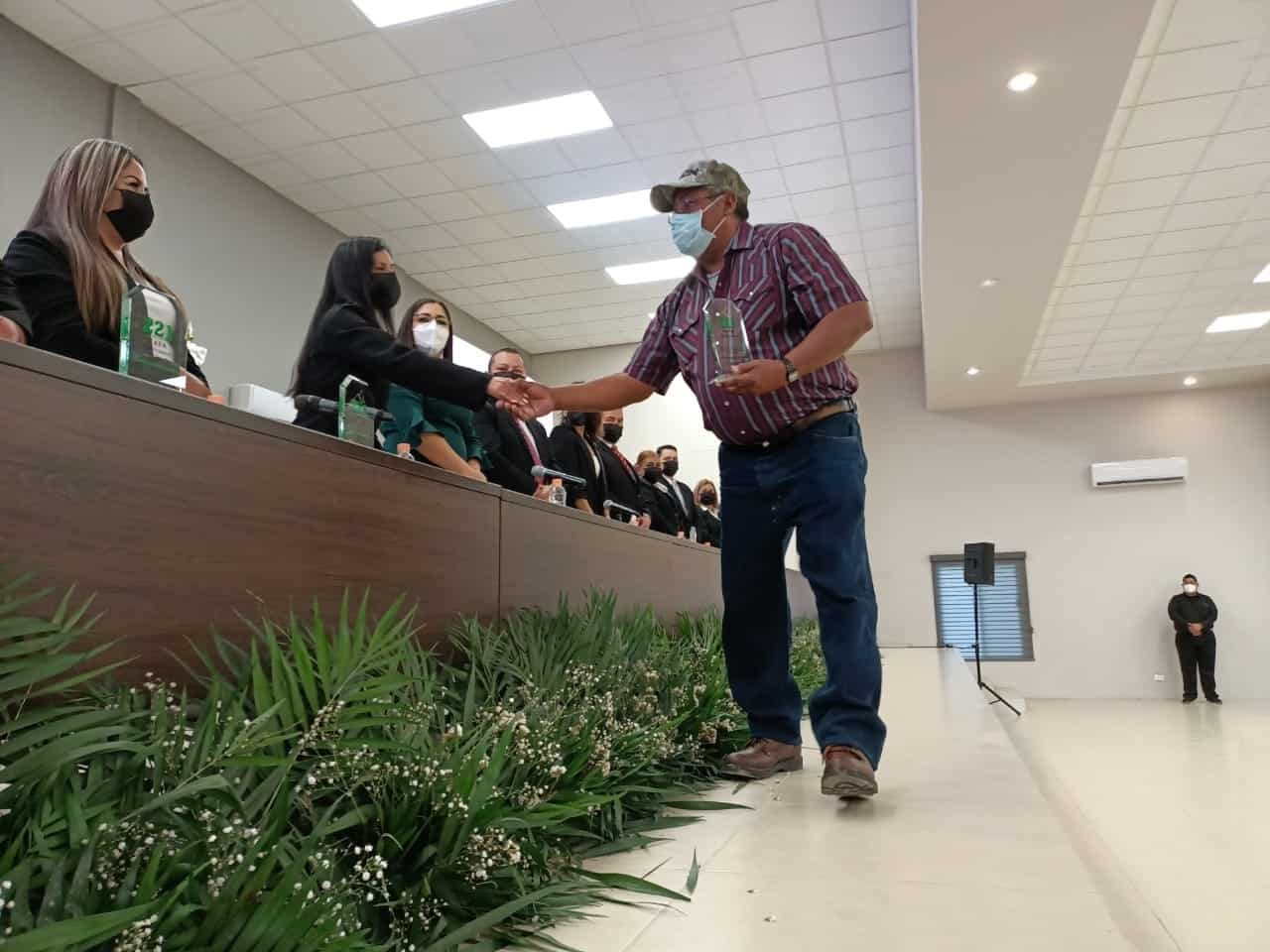 Reconoce Pily a ejidatarios