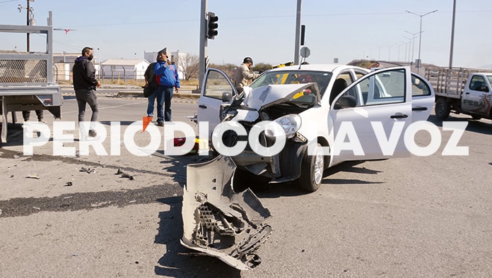 Lo encandila el sol y causa accidente