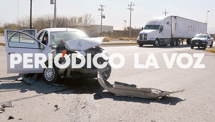 Lo encandila el sol y causa accidente