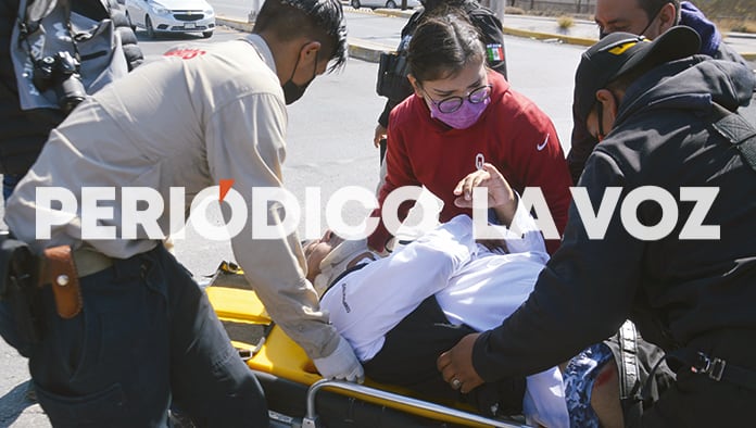 Lo encandila el sol y causa accidente