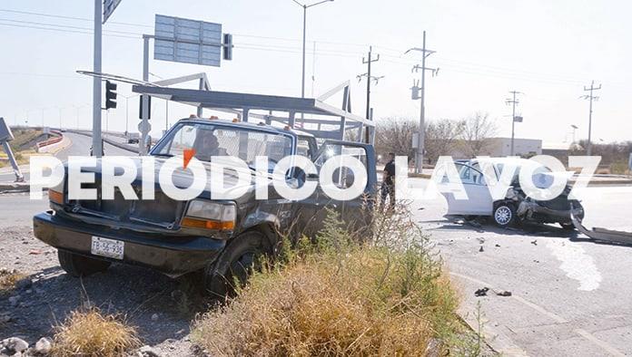 Lo encandila el sol y causa accidente