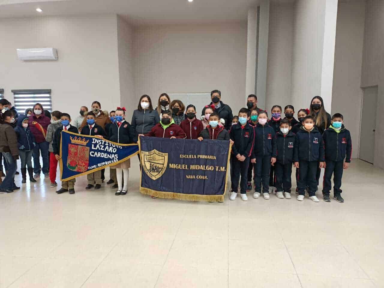 Encabeza Pily Valenzuela celebración a la bandera en el auditorio municipal