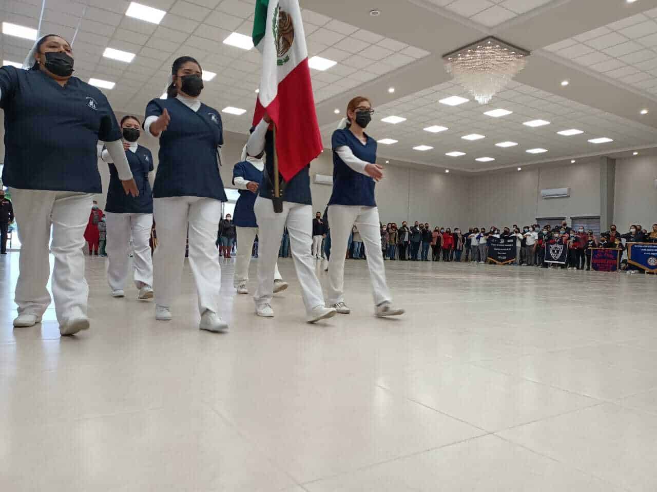 Encabeza Pily Valenzuela celebración a la bandera en el auditorio municipal