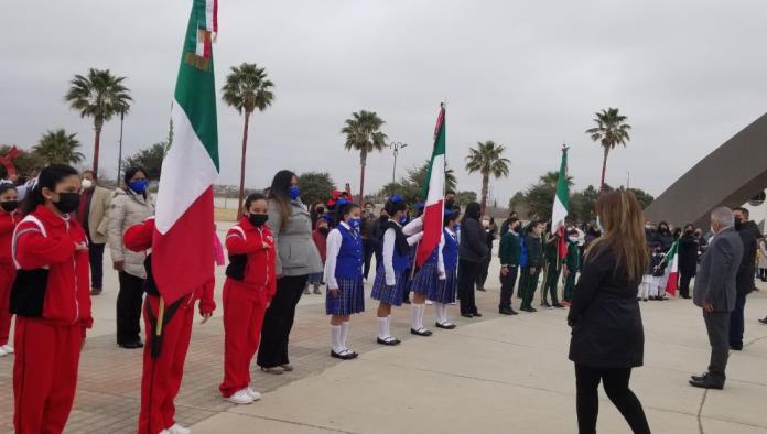 Entregan 13 nuevas banderas para escuelas