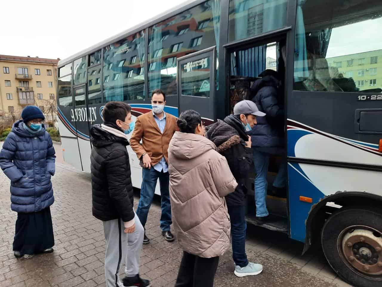 Marcelo Ebrard, difundió  fotografías de  mexicanos que fueron transportados vía terrestre desde  Ivano-Frankivsk a Rumania.