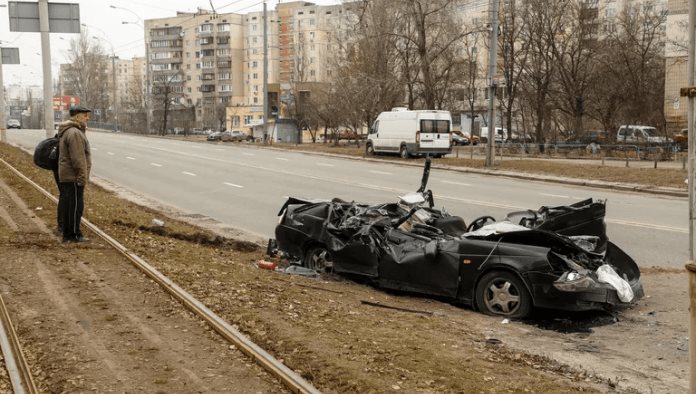 Tanque ruso aplasta auto civil ucraniano