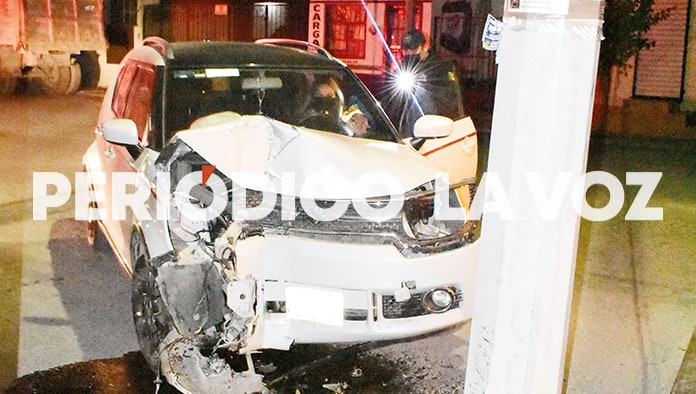 Ensarta auto contra poste
