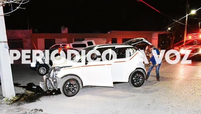 Ensarta auto contra poste