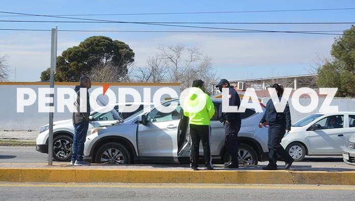 Invade carril y le pegan por detrás