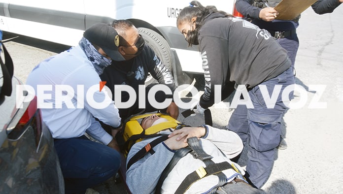 Choca auto y se sube a camellón