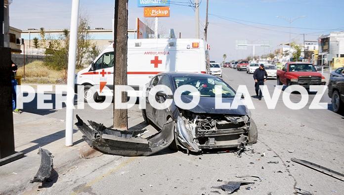 Choca auto y se sube a camellón