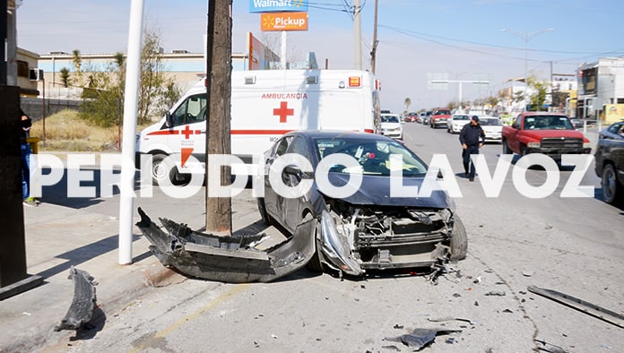 Choca auto y se sube a camellón