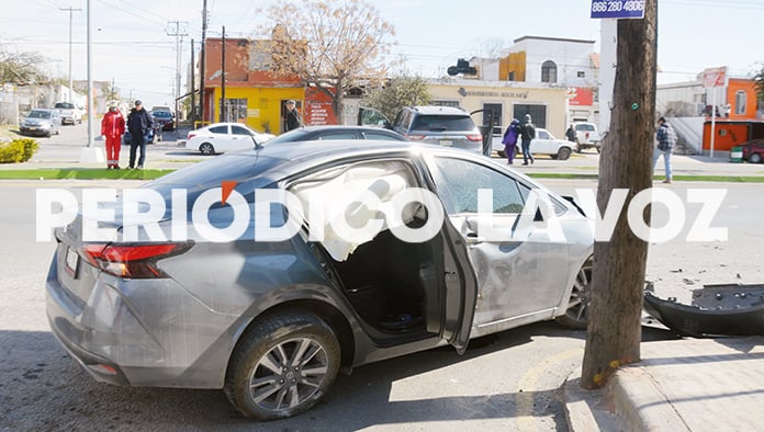Choca auto y se sube a camellón