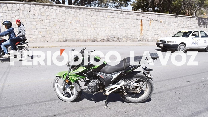 Manda a ‘volar’ a motociclista