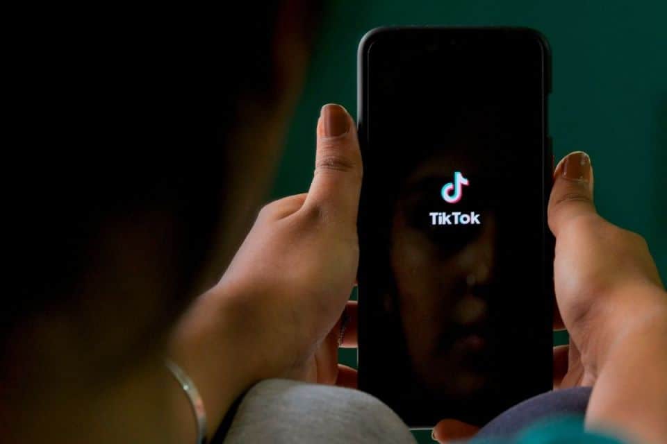 Graba a su jefa hablando mal de ella, sube el video a TikTok y se vuelve viral
