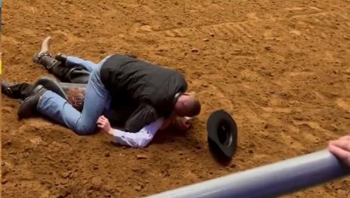 Padre protege a su hijo de una embestida de un toro