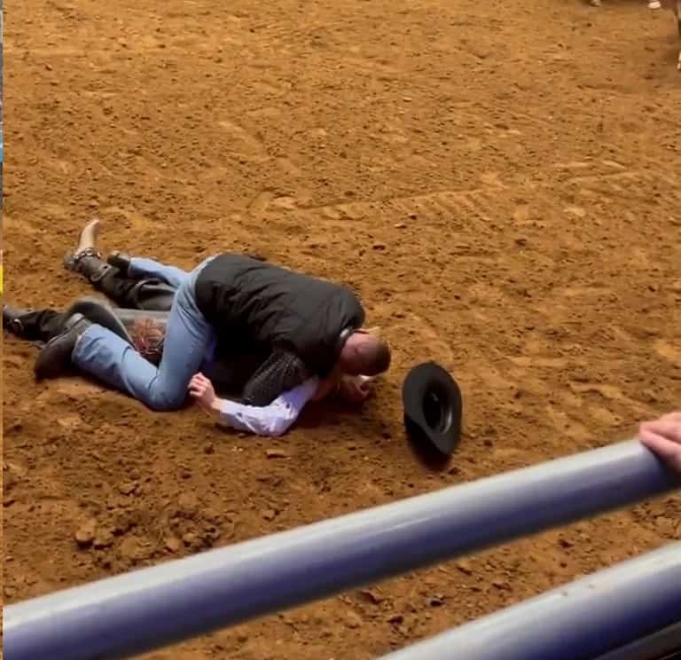 Padre protege a su hijo de una embestida de un toro