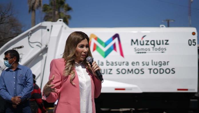 Múzquiz: Entrega Tania 2 camiones y una barredora