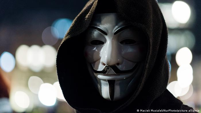 Anonymous transmite ataques militares en televisión rusa