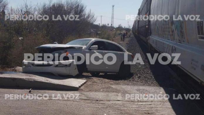 Descuido casi mortal; mujer choca contra tren