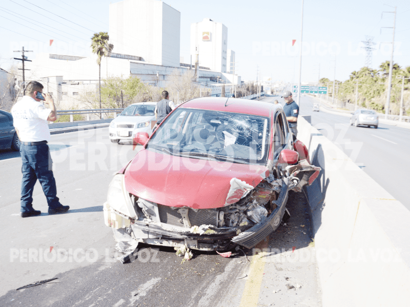 Destroza su auto; choca contra muro
